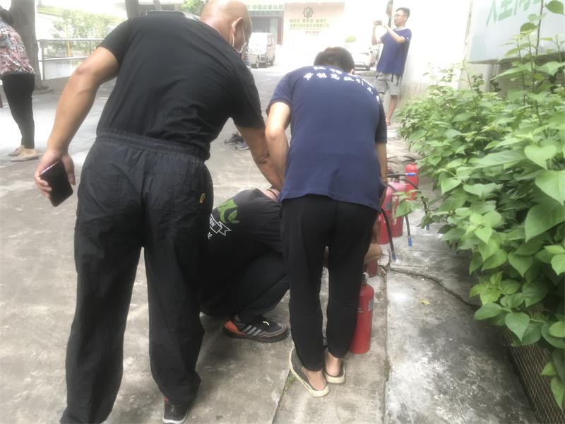 普及安全滅火知識(shí)，共建消防防火墻！—江信電子消防安全演練.jpg